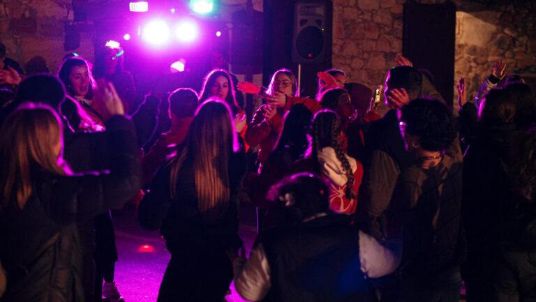 Jóvenes bailando